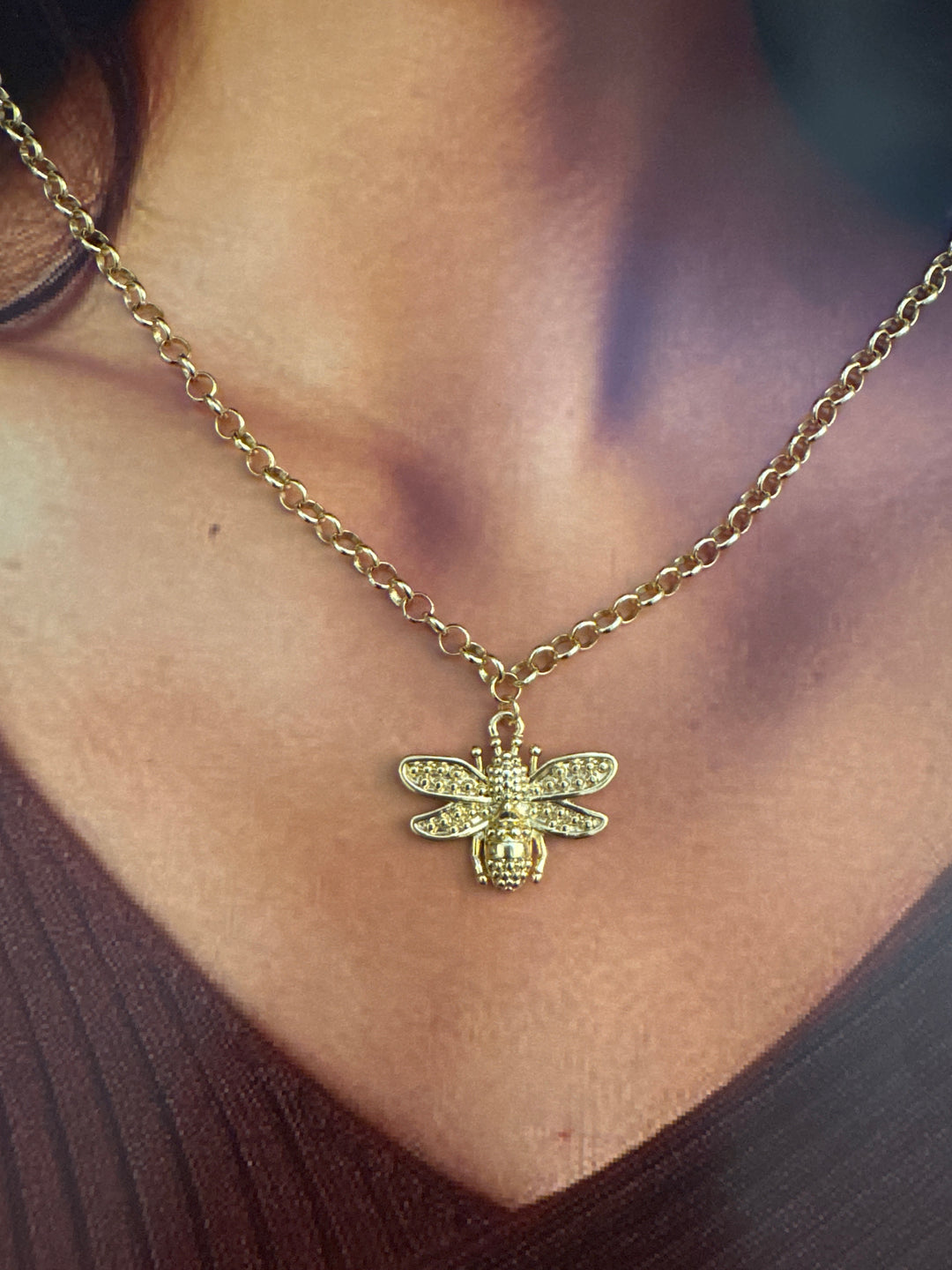 Collar Abeja Madre Bañado en Oro