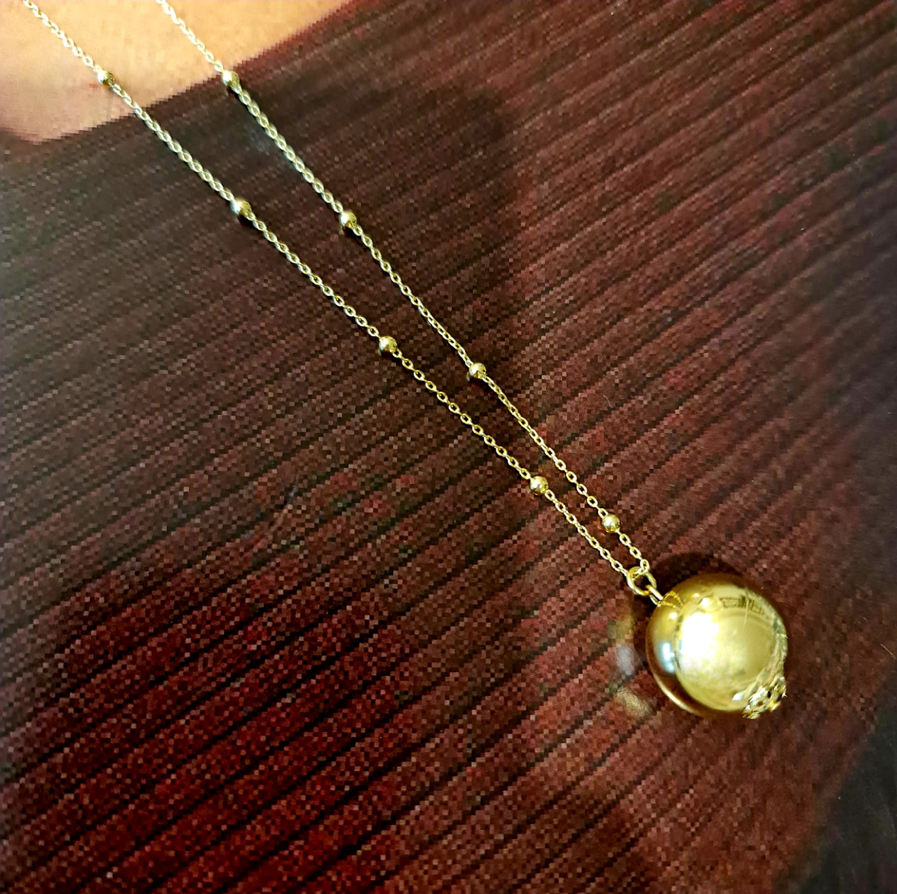 Collar esfera oro puesto - joya graduación fiesta