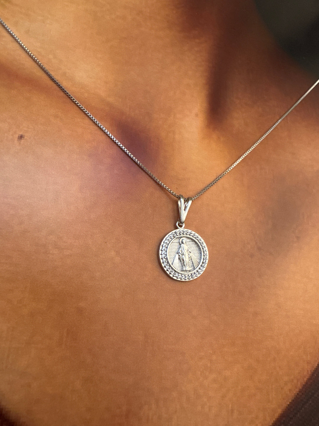 Collar Virgen de los Rayos Circones Platino