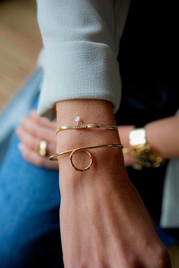 "Pulsera Punto de Luz Cinta Oro 18k - Modelo usando la pulsera"