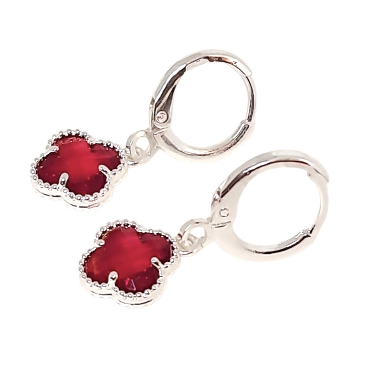 Detalle trébol rubí plata - aros elegantes