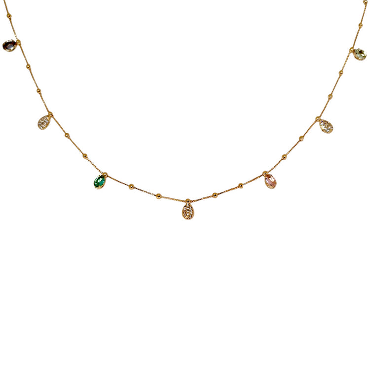 Collar oro Lourdes puesto - joya graduación matrimonio