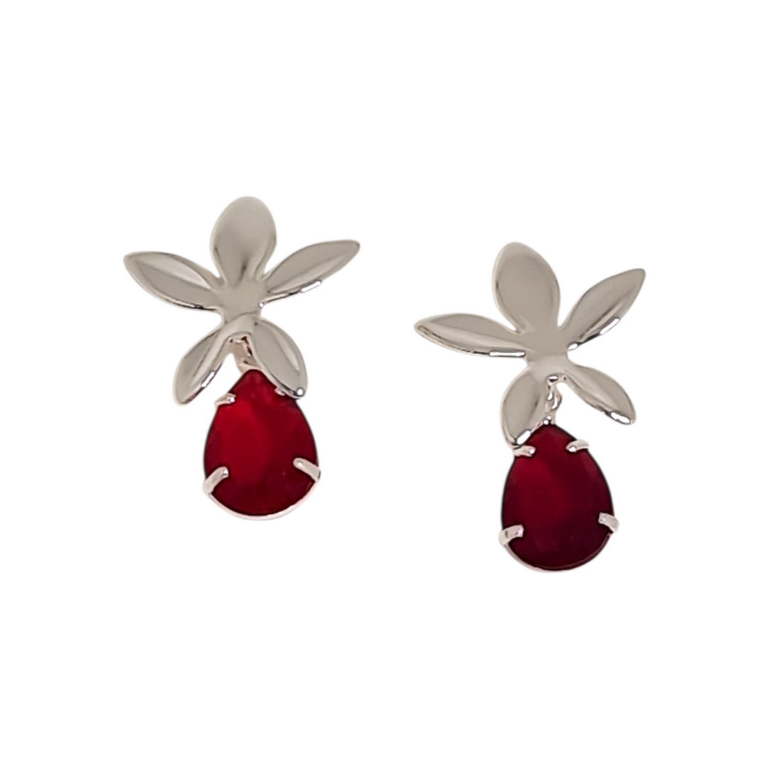 "Aros Flor Rubí Plata 925 - Detalle del diseño de flor con circones rubí"