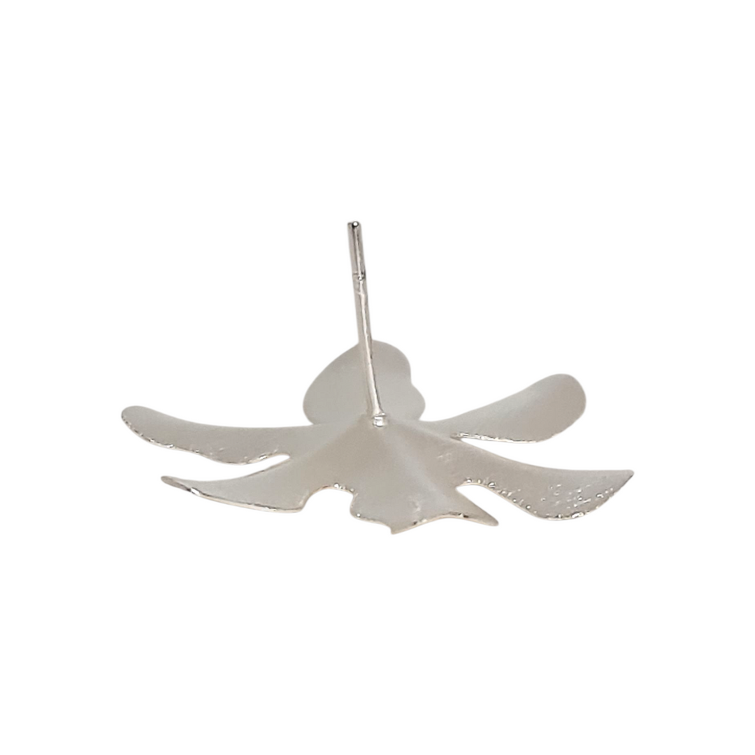 "Aros Flor Constanza Plata 925 - Detalle del diseño de flor con circones"

