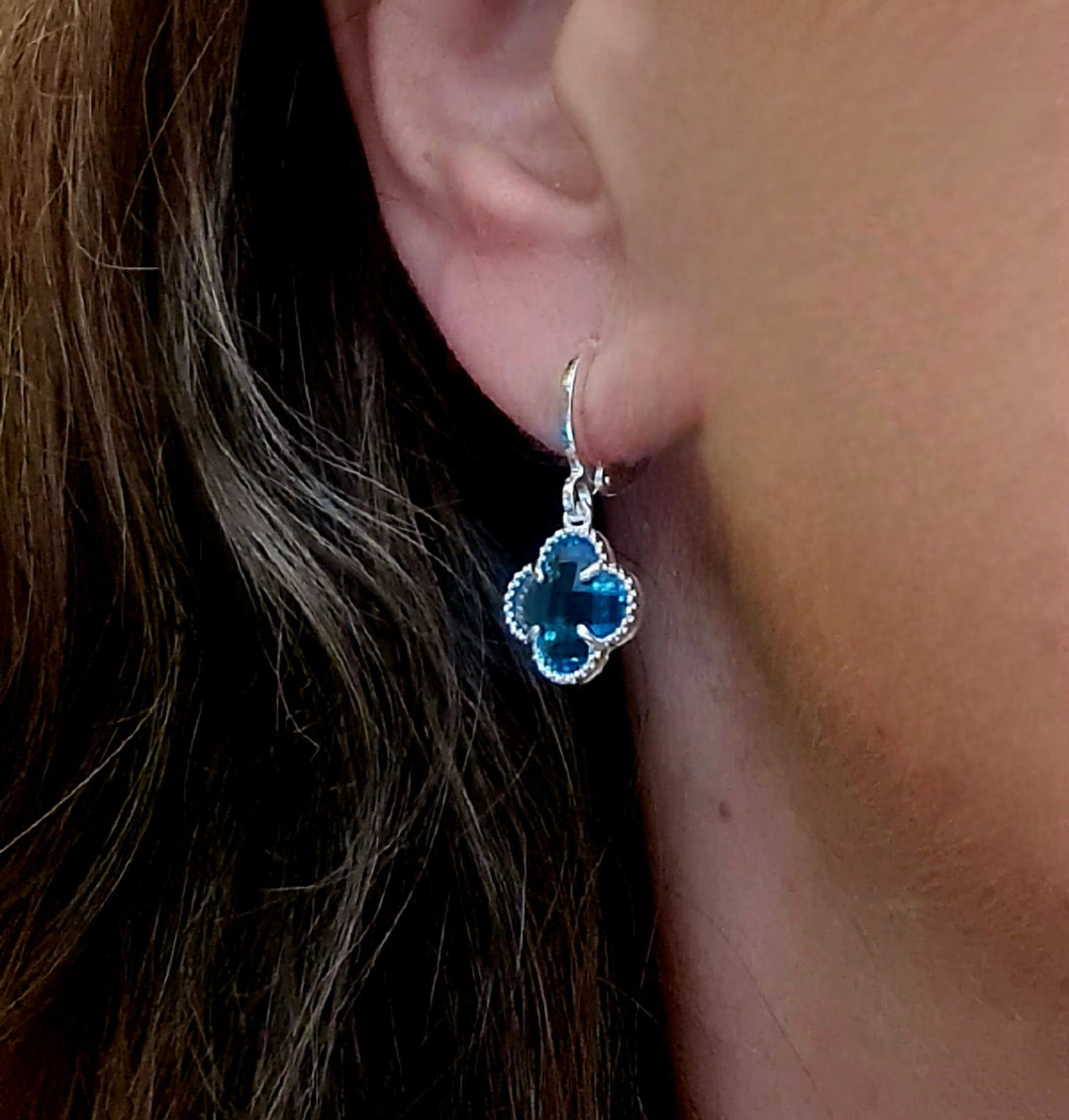 Aros trébol azul puestos - joya graduación matrimonio