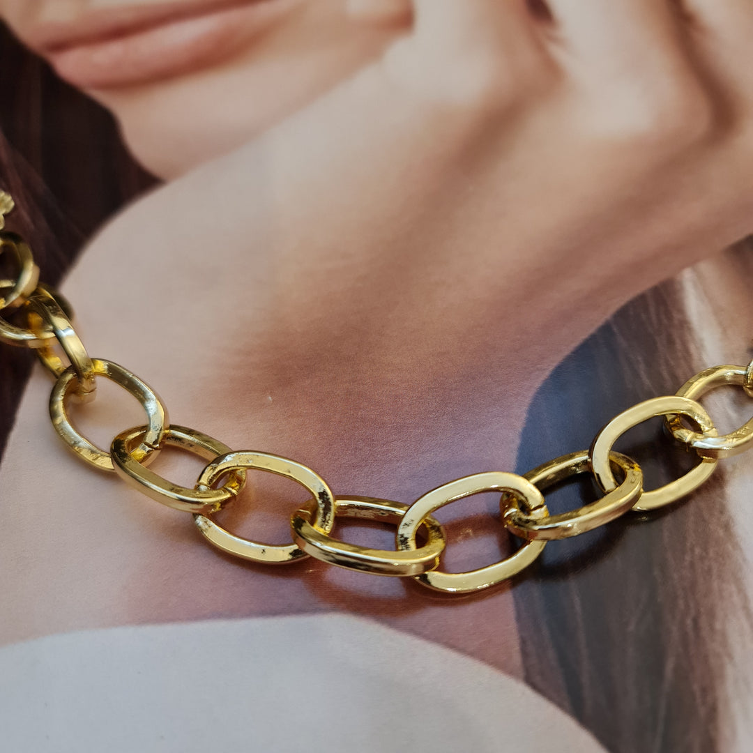 Pulsera oro Macarena puesto - joya graduación matrimonio