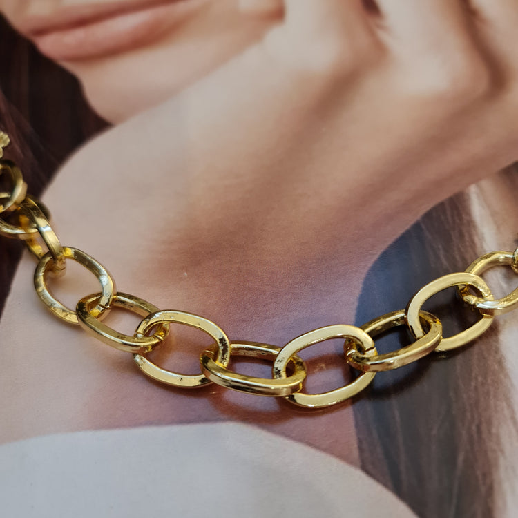 Pulsera oro Macarena puesto - joya graduación matrimonio