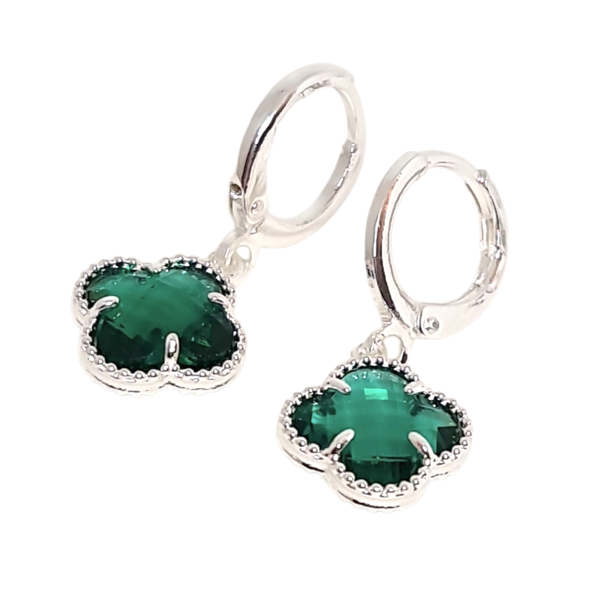 Detalle trébol esmeralda plata - aros elegantes