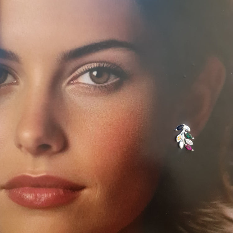 "Aros Hojas Gracia Plata 925 - Modelo usando los aros"