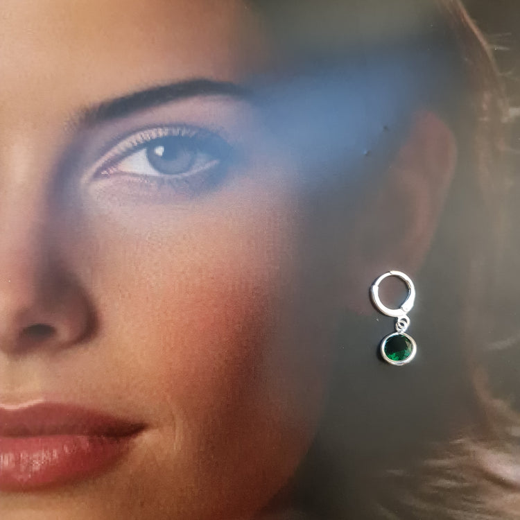 "Aros Isidora Esmeralda Plata 925 - Modelo usando los aros"