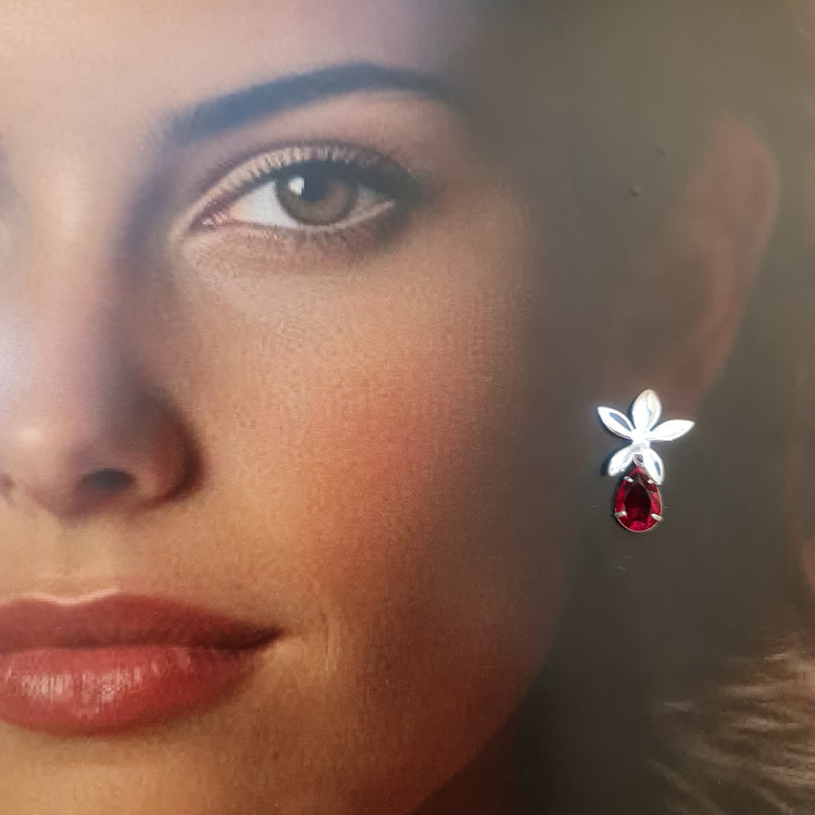 "Aros Flor Rubí Plata 925 - Modelo usando los aros"