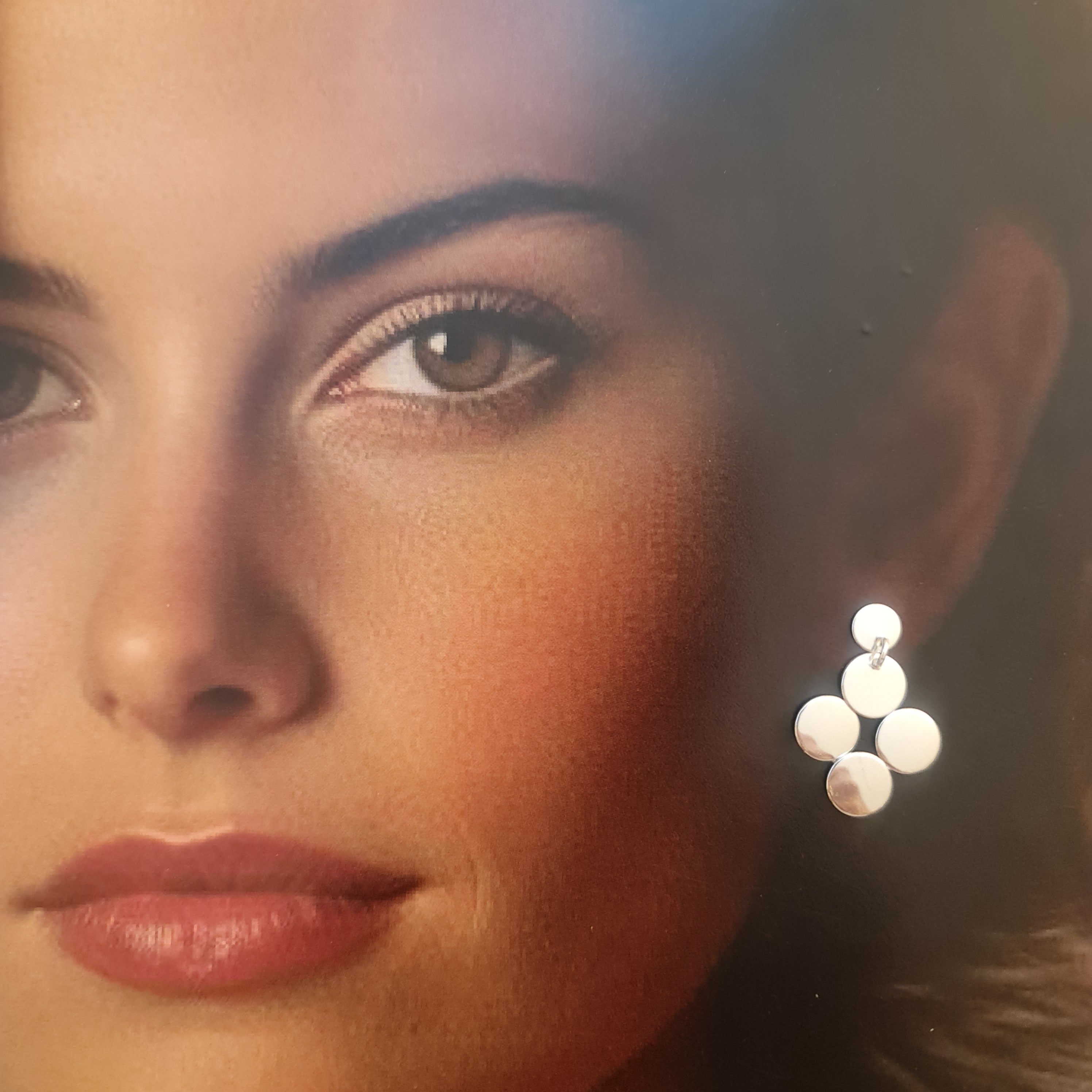 "Aros Blanca Plata 925 - Modelo usando los aros"