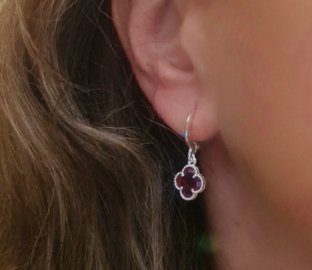 Aros trébol rubí puestos - joya graduación fiesta