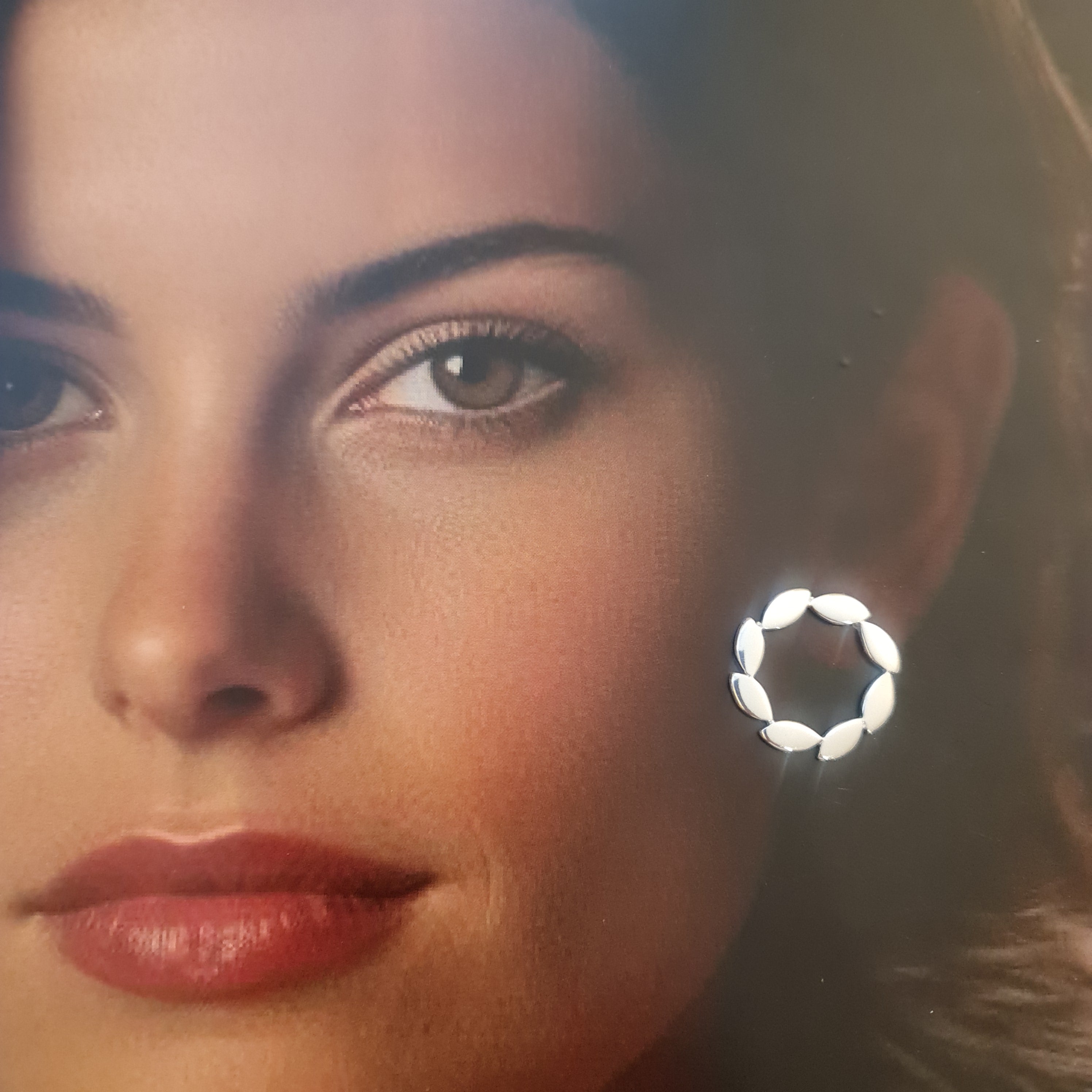 "Aros Carla Plata 925 - Modelo usando los aros"